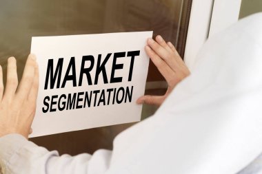 Adamın biri cam kapıya 