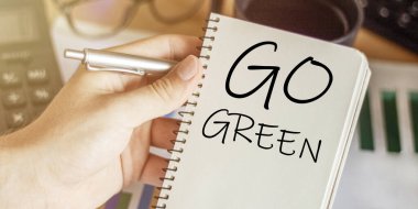 Erkek el, elinde ofis masasının arka planında 