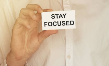 Yazılı bir kağıt al. Gömleğe odaklan.