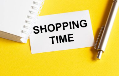 Kırtasiyeli sarı arkaplan üzerinde metin Alışveriş Saati olan beyaz kağıt