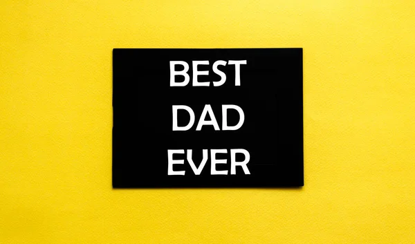 黑色套索在黄色的纸上写一个最好的爸爸 — 图库照片