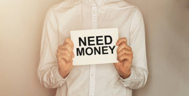 Yazılı bir kağıt al. Ofis geçmişi olan gömlekte paraya ihtiyacın var.