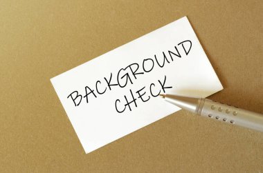 kalem, yazı içeren beyaz kağıt kahverengi arkaplan üzerinde kontrol