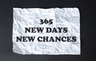 beyaz arkaplanda 365 Yeni Gün Yeni Şanslar metniyle siyah hesap makinesi