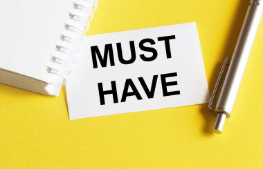 Yazılı beyaz kağıt Kırtasiyeli sarı bir arkaplanda olmalı