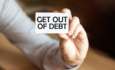 Mavi gömlekli bir işadamı elinde bir kart tutuyordu. Elinde 