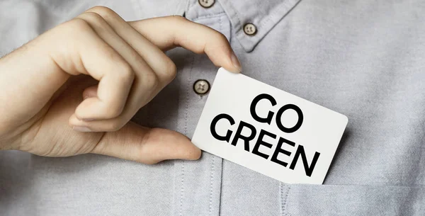 Mavi gömlekli bir işadamı cebinde 