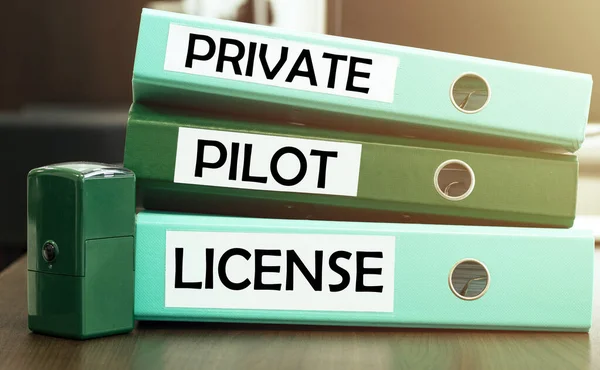 Pastas Verdes Escritório Com Texto Ppl Private Pilot License — Fotografia de Stock