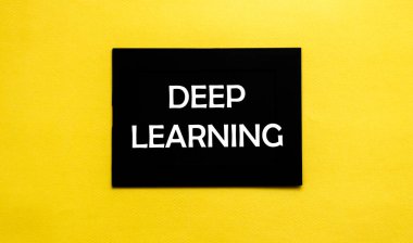 siyah panele bir metin yaz derin öğrenme sarı üzerine