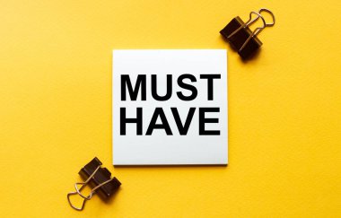 Yazılı beyaz kağıt Kırtasiyeli sarı bir arkaplanda olmalı