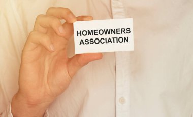 Tişörtte Ev Sahipleri Derneği yazan bir kağıt al.