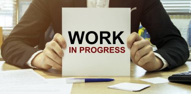 Ofis geçmişi olan gömleğin üzerinde metin yazan bir kağıt al.