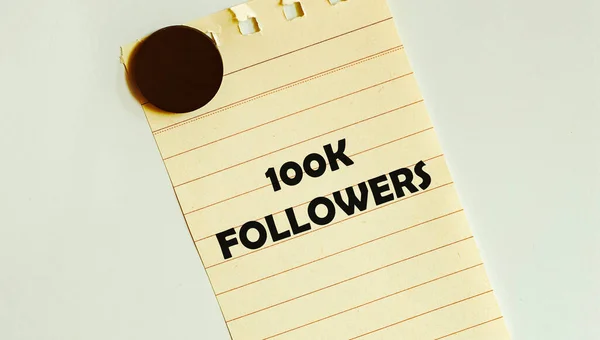 Κίτρινο Χαρτί Κείμενο 100K Followers Στο Λευκό Ψυγείο — Φωτογραφία Αρχείου