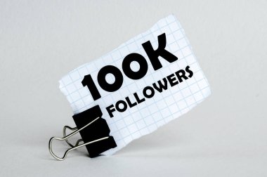 Beyaz arkaplanda 100K takipçili beyaz sayfa