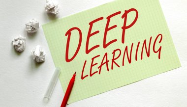 Beyaz üzerine kırmızı kalemle derin öğrenme içeren sarı kağıt