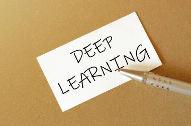 kalem, beyaz kağıt kahverengi arkaplanda derin öğrenme metni ile