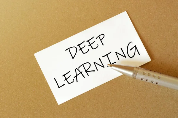 Caneta Papel Branco Com Texto Deep Learning Fundo Marrom — Fotografia de Stock