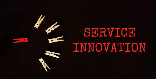 Červený Hnědý Text Servis Inovace Černém Pozadí — Stock fotografie