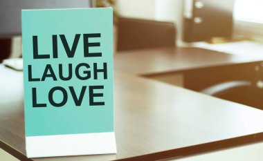 Ofis arka planında canlı kahkaha aşkı olan mavi tahta