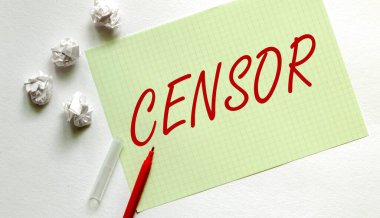 Beyaz üzerinde kırmızı işaretli metin sansürlü sarı kağıt