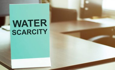 Ofis arka planında su sıkıntısı olan mavi pano