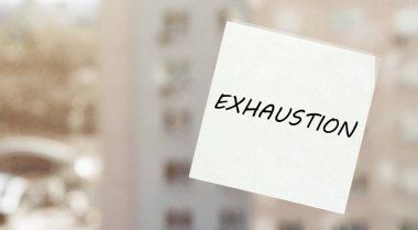 Penceresinde yazı Yorgunluğu olan beyaz kağıt