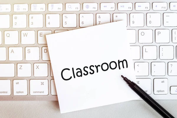 Κομμάτι Χαρτί Κείμενο Classroom Στο Πληκτρολόγιο Λευκό Φόντο Μαύρο Στυλό — Φωτογραφία Αρχείου