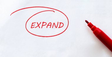 Beyaz üzerine kırmızı işaretli beyaz kağıt ExPAND