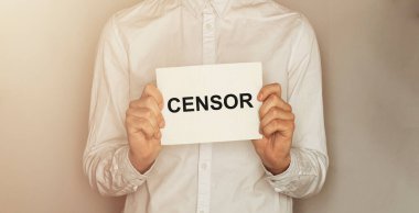 Ofis geçmişi olan tişörtte metin sansürlü bir kağıt al.