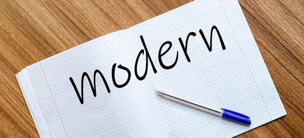 Blanco Notitieboekje Pen Geïsoleerd Wit Met Een Moderne Tekst — Stockfoto