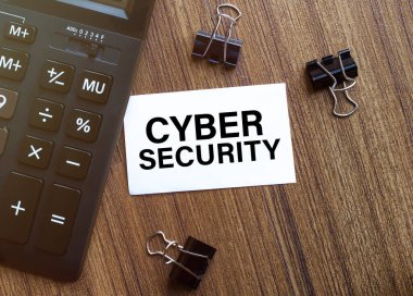 Kırtasiyeli siyah arkaplan üzerine metin Siber Güvenliği içeren beyaz kağıt