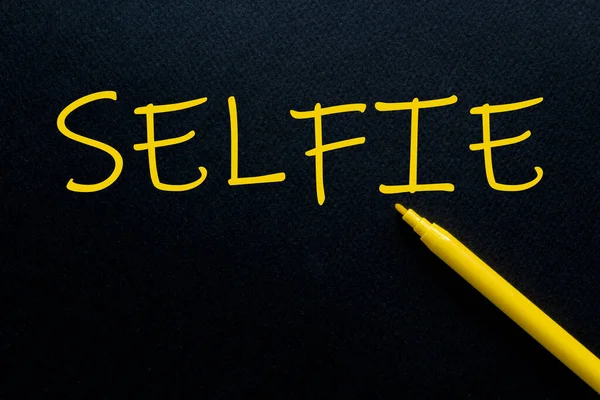 Selfie Yellow Pen Con Texto Amarillo Alquiler Propio Fondo Negro —  Fotos de Stock