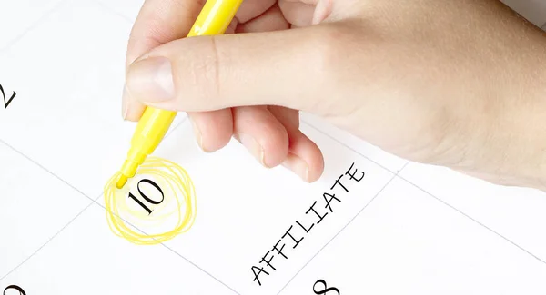 Mano Rodea Una Fecha Calendario Con Texto Afiliado Rotulador Amarillo —  Fotos de Stock