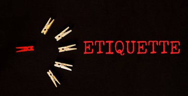 Siyah arkaplanda kırmızı ve kahverengi metin ETIQUETTE