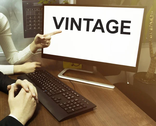 Męska Żeńska Ręka Komputer Tekstami Vintage Tłem Biurowym — Zdjęcie stockowe