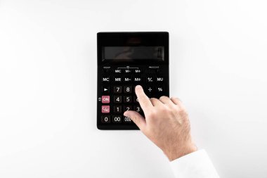 İş adamı mali durumunu hesap makinesine bağlar..