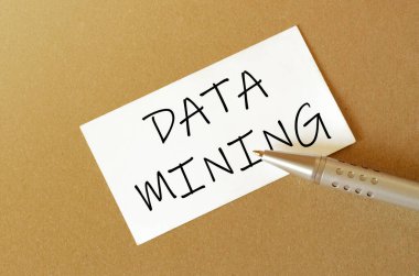 kalem, beyaz kağıt kahverengi arkaplanda metin veri madenciliği