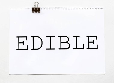 Kırtasiyeli beyaz arkaplan üzerinde EDIBLE metni olan beyaz kağıt