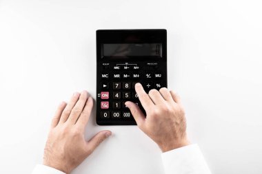 İş adamı mali durumunu hesap makinesine bağlar..