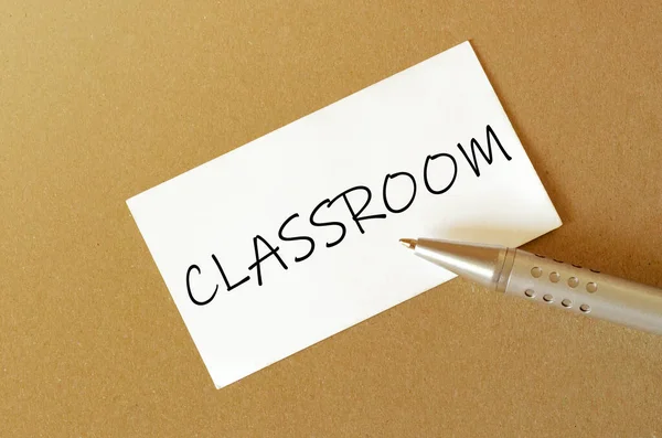 Πένα Λευκό Χαρτί Κείμενο Classroom Στο Καφέ Φόντο — Φωτογραφία Αρχείου