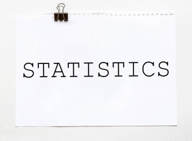 Kırtasiyeli beyaz arkaplan üzerine metin istatistikleri içeren beyaz kağıt