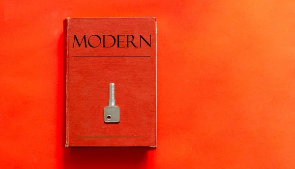 Kırmızı Metin Modern Kırmızı Zemin Üzerinde Bir Anahtar Ile Kırmızı — Stok fotoğraf