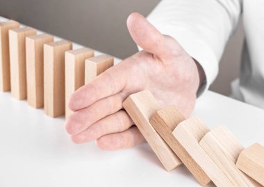 Erkek işadamı, Jenga, tahta bloklar. Kariyer büyümesi ve sigortayla ilgili bir kavram