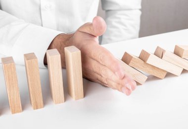Erkek işadamı, Jenga, tahta bloklar. Kariyer büyümesi ve sigortayla ilgili bir kavram