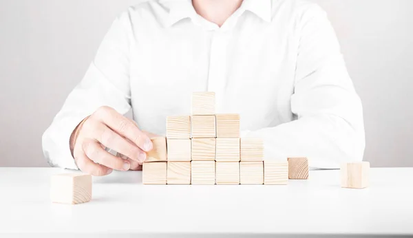 Unternehmer Klettert Die Karriereleiter Hinauf Geschäftskonzept Aus Würfeln — Stockfoto