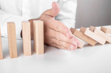 Erkek işadamı, Jenga, tahta bloklar. Kariyer büyümesi ve sigortayla ilgili bir kavram