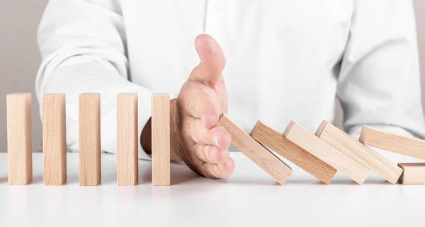 Erkek işadamı, Jenga, tahta bloklar. Kariyer büyümesi ve sigortayla ilgili bir kavram