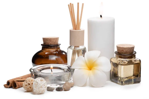 Vackra Spa komposition med ljus, Frangipani blomma, oljekolvar och andra dekor element. Stockfoto