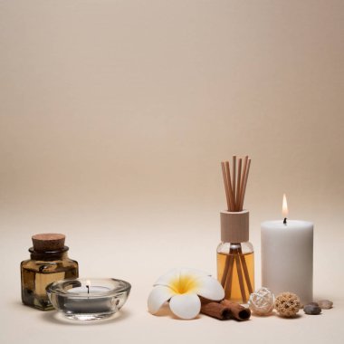 Mumlar, Frangipani çiçek, yağ şişeler ve diğer dekor elemanları ile güzel Spa kompozisyon.