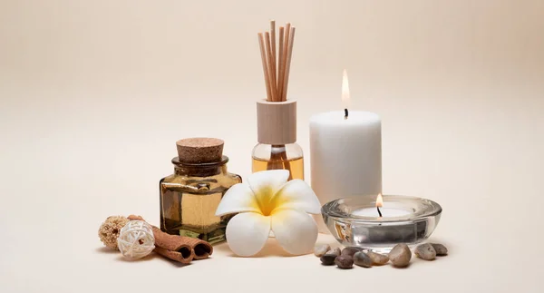Mumlar, Frangipani çiçek, yağ şişeler ve diğer dekor elemanları ile güzel Spa kompozisyon.